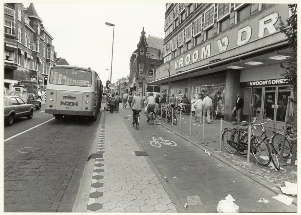 Verwulft, ziende naar het oosten, met bushalte voor het pand van Vroom en Dreesmann