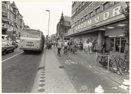 Verwulft, ziende naar het oosten, met bushalte voor het pand van Vroom en Dreesmann