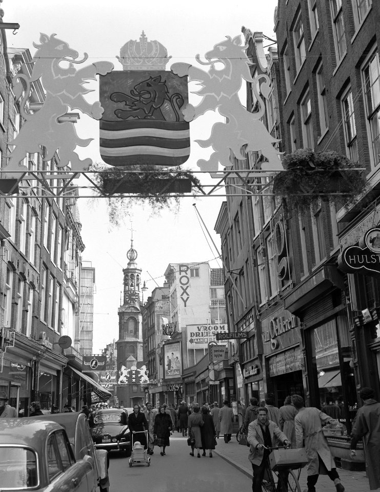 Versiering Kalverstraat Amsterdam t.g.v. bezoek Zweeds koningspaar, Bestanddeelnr 907-0894