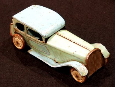 Very old tin automobile toy made in England, pic1
