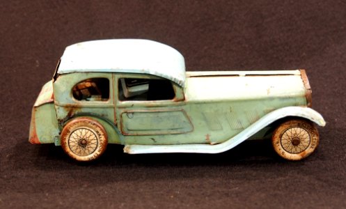 Very old tin automobile toy made in England, pic7