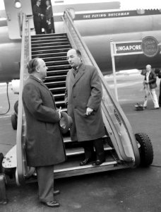 Vertrek van minister Cals (rechts) en dr H J Reinink naar Egypte, Bestanddeelnr 912-0890