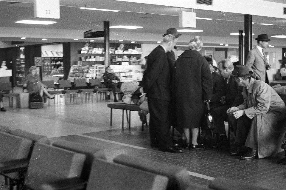 Vertrek van mevrouw Golub op Schiphol. Russische passagiers, die wel vertrekken, Bestanddeelnr 913-0259