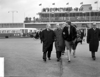 Vertrek van minister Cals (rechts) en dr H J Reinink naar Egypte, Bestanddeelnr 912-0889
