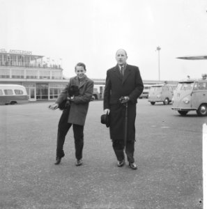 Vertrek van Minister Luns van Schiphol naar Londen Minister Luns met zijn zoon, Bestanddeelnr 912-2092 photo
