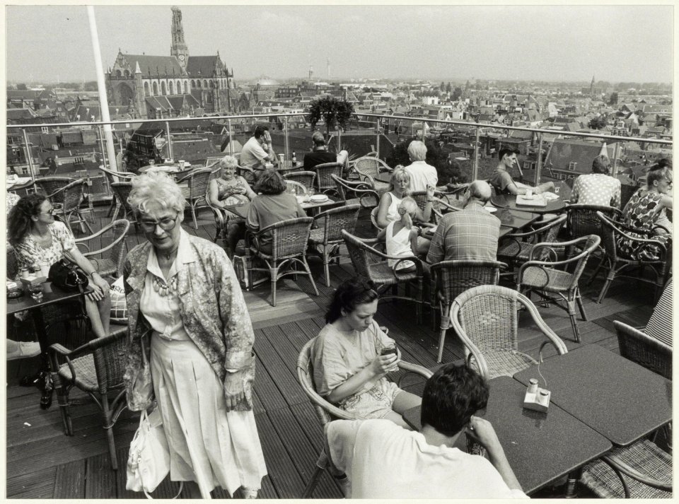 Verwulft, Vroom en Dreesmann, dakterras van restaurant La Place, ziende naar het noordoosten. NL-HlmNHA 54032179