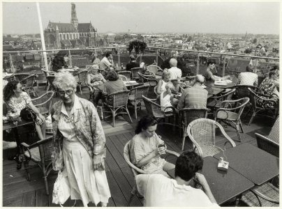 Verwulft, Vroom en Dreesmann, dakterras van restaurant La Place, ziende naar het noordoosten. NL-HlmNHA 54032179