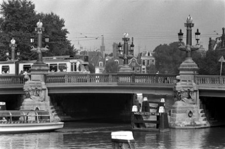 Versierselen (torentjes) van de Blauwbrug te Amsterdam worden geverfd, Bestanddeelnr 926-5273