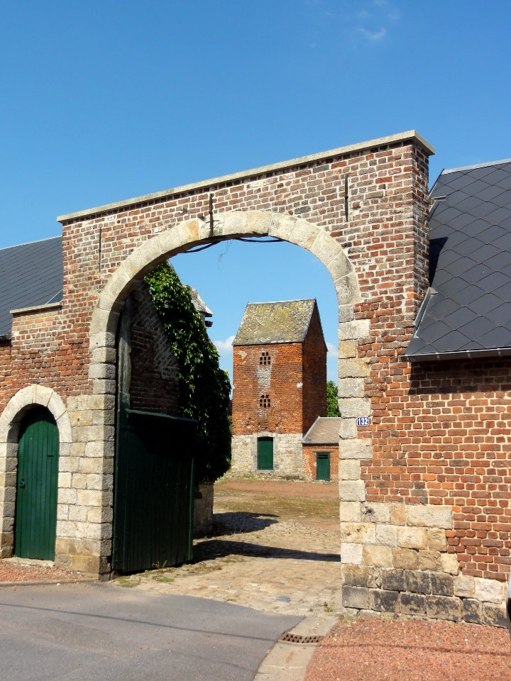 Vertain (Nord, Fr) porche et tour pigeonnier