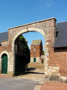 Vertain (Nord, Fr) porche et tour pigeonnier