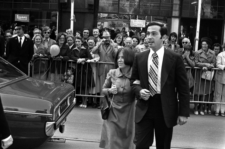 Vertrek van prinses Christina en Jorge Guillermo bij het stadhuis, Bestanddeelnr 927-9965