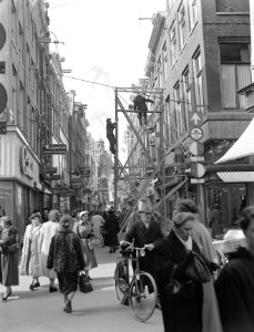 Versiering Kalverstraat Amsterdam t.g.v. bezoek Zweeds koningspaar, Bestanddeelnr 907-0891