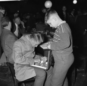 Verzamelbeurs in Amsterdam. Jongetjes ruilen postzegels, Bestanddeelnr 913-1351