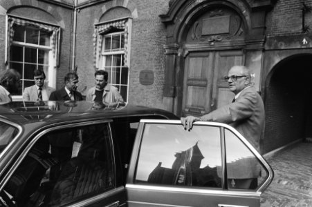 Vertrek van premier Van Agt (CDA, links) en minister Van der Stee (CDA, rechts) , Bestanddeelnr 931-7764