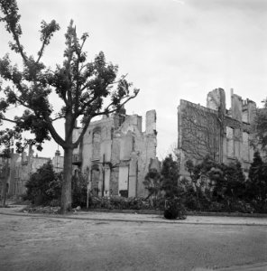 Verwoeste gebouwen bij een plantsoen, Bestanddeelnr 900-4395
