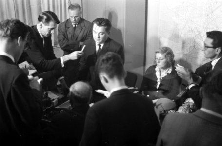 Vertrek van mevrouw Golub op Schiphol. Persconferentie, Bestanddeelnr 913-0262 photo