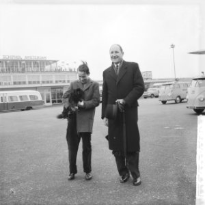 Vertrek van Minister Luns van Schiphol naar Londen Minister Luns met zijn zoon, Bestanddeelnr 912-2093 photo