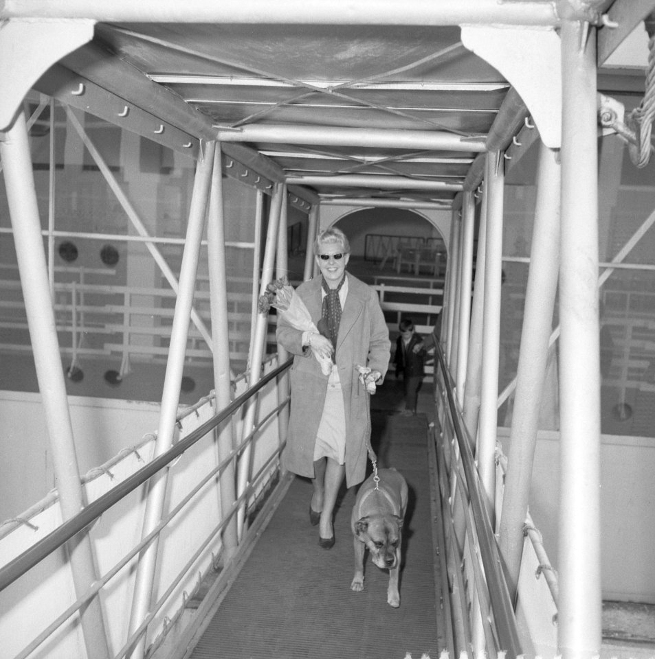 Vertrek van Pia Beck per M S Noordam uit Rotterdam naar USA, Bestanddeelnr 912-2969