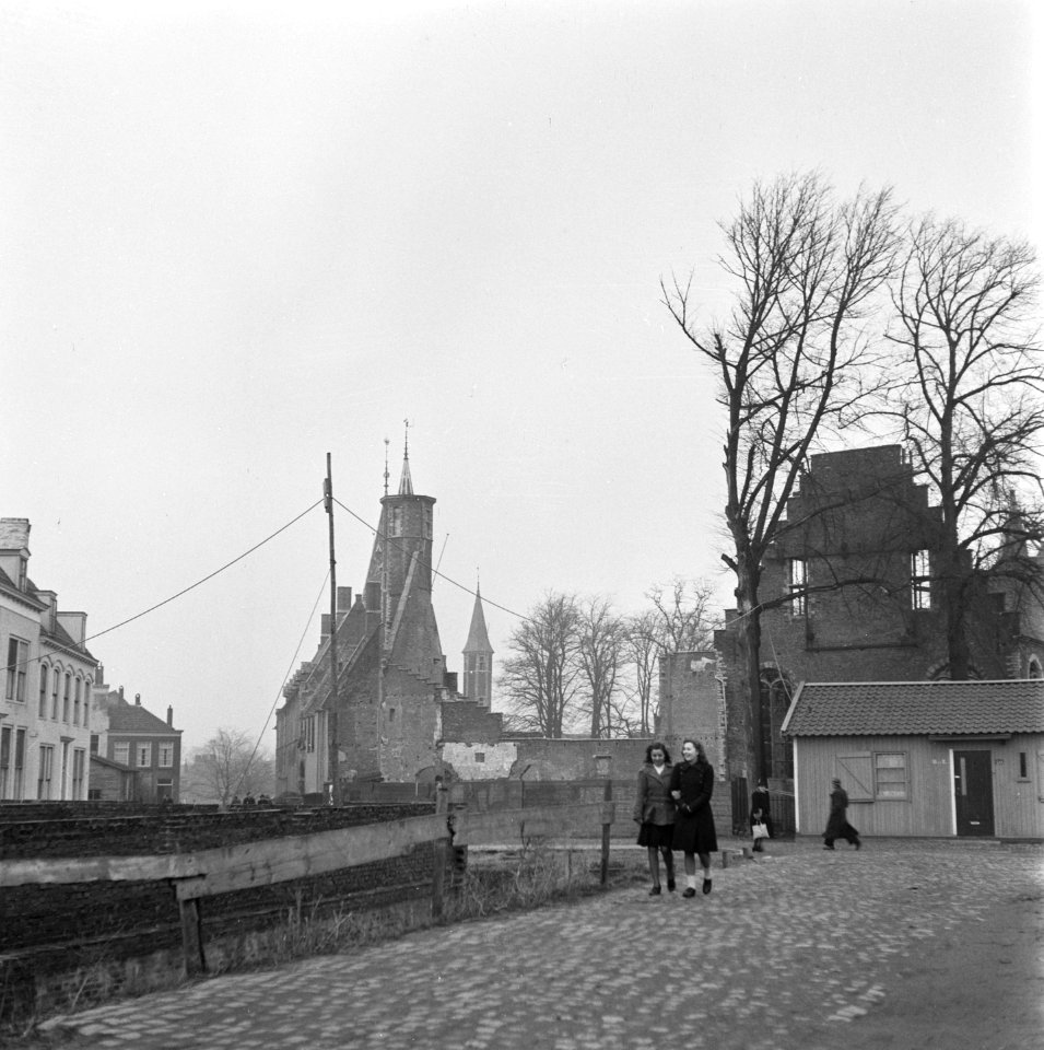 Verwoeste gebouwen in Middelburg na de slag om de Scheldemonding, Bestanddeelnr 900-2056