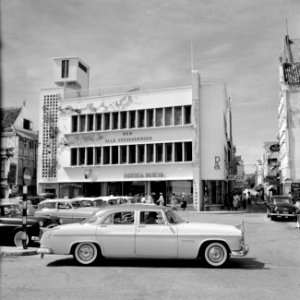 Verzekeringsgebouw op het De Ruyterplein in Willemstad, Curaçao, Bestanddeelnr 252-3347