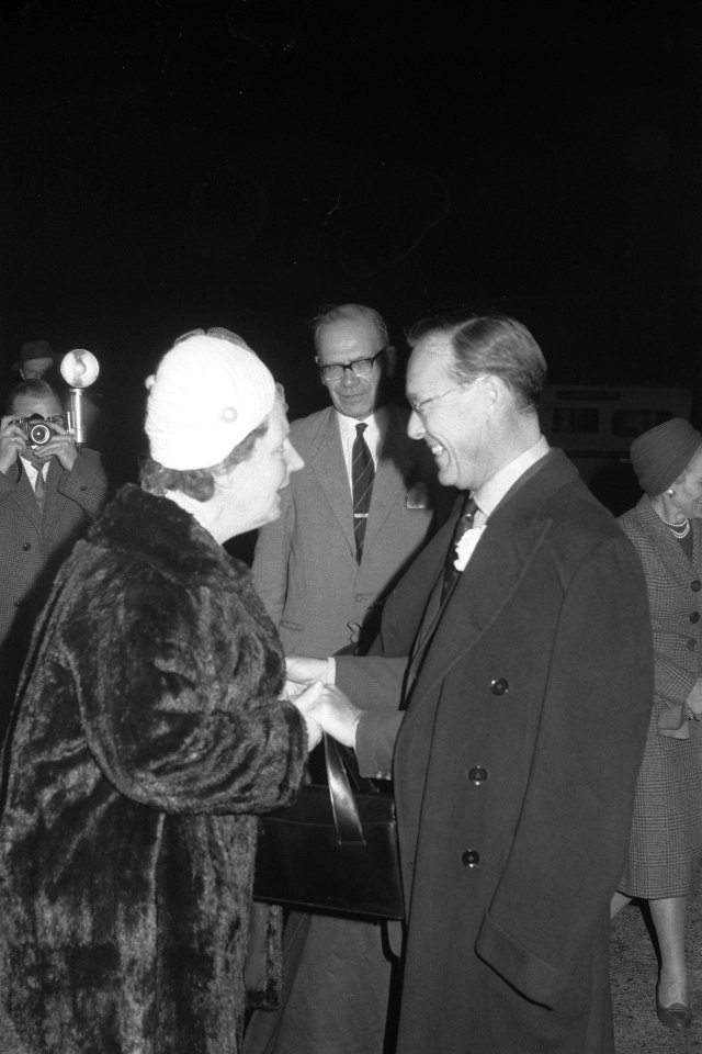 Vertrek van Prins Bernhard naar Amerika en Mexico H M de Koningin brengt Prin, Bestanddeelnr 912-3176