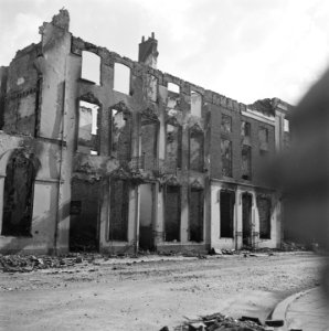 Verwoeste gebouwen. Alleen de puien staan nog, Bestanddeelnr 900-4359