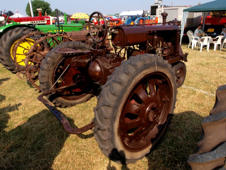 Very old unidentified tracktor pic2