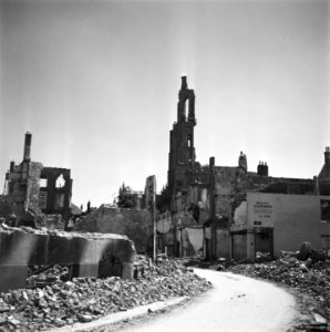Verwoeste gebouwen rond de Turfmarkt. Op de achtergrond de toren van de Grote- , Bestanddeelnr 900-4379