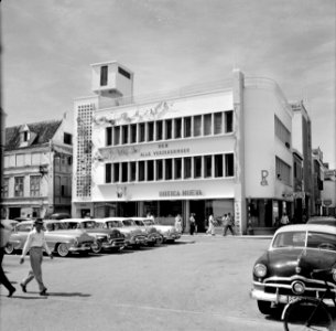 Verzekeringsgebouw op het De Ruyterplein in Willemstad, Curaçao, Bestanddeelnr 252-3345