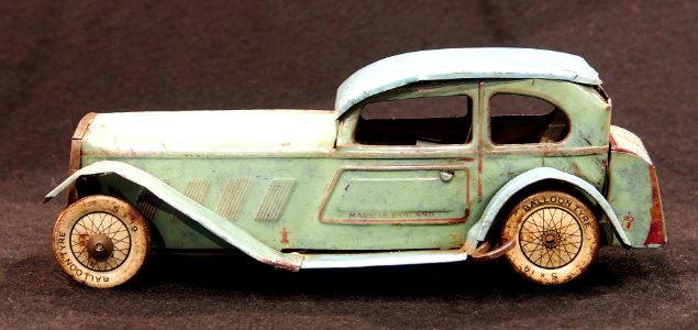 Very old tin automobile toy made in England, pic5