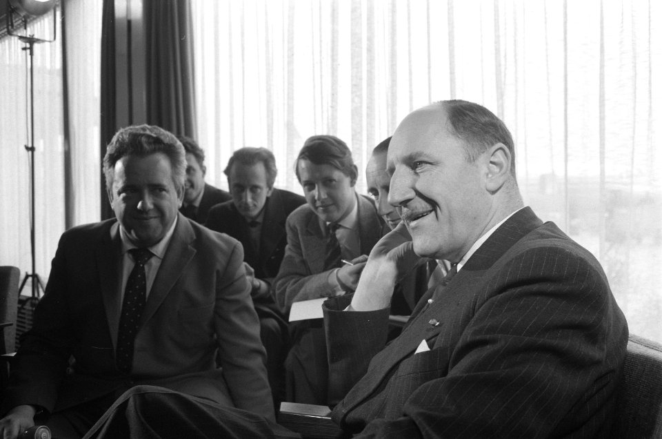 Vertrek van Minister Luns naar Amerika van Schiphol Minister Luns tijdens persc, Bestanddeelnr 912-3069