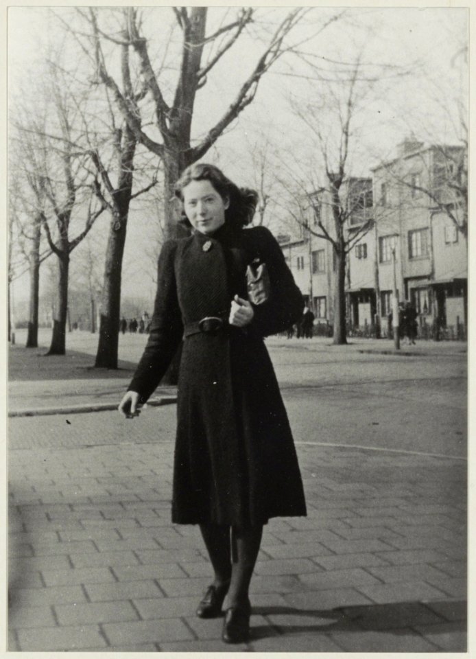 Verzetsstrijdster Jannetje Johanna Schaft, (Hannie Schaft), geb. 16 sept. 1920, overl. 17 april 1945, op de Kleverlaan. NL-HlmNHA 54011554