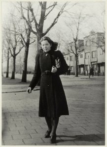 Verzetsstrijdster Jannetje Johanna Schaft, (Hannie Schaft), geb. 16 sept. 1920, overl. 17 april 1945, op de Kleverlaan. NL-HlmNHA 54011554