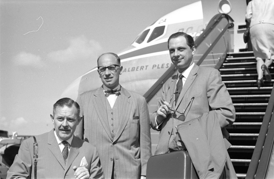Vertrek van Mr. G. A. Kieft , H. W. van Doorn , J. M. L. Niers naar Biak, Bestanddeelnr 912-4953
