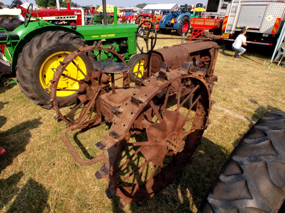 Very old unidentified tracktor pic1