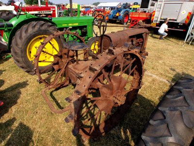 Very old unidentified tracktor pic1 photo