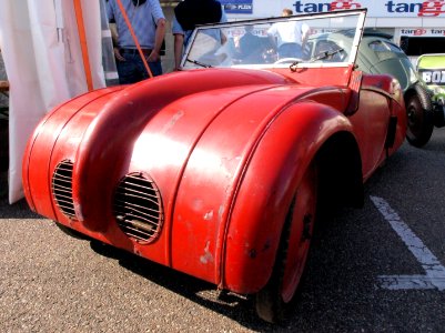 Very very old car of unknown brand pic4