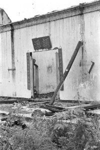 Verwoeste gebouw met chinese uithangborden, Bestanddeelnr 458-2-6