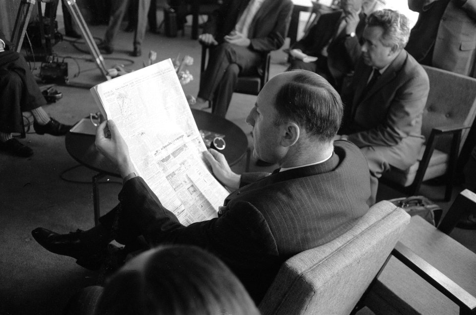 Vertrek van Minister Luns naar Amerika van Schiphol. Voor de persconferentie las, Bestanddeelnr 912-3072