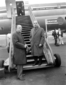 Vertrek van minister Cals (rechts) en dr H J Reinink naar Egypte, Bestanddeelnr 912-0891