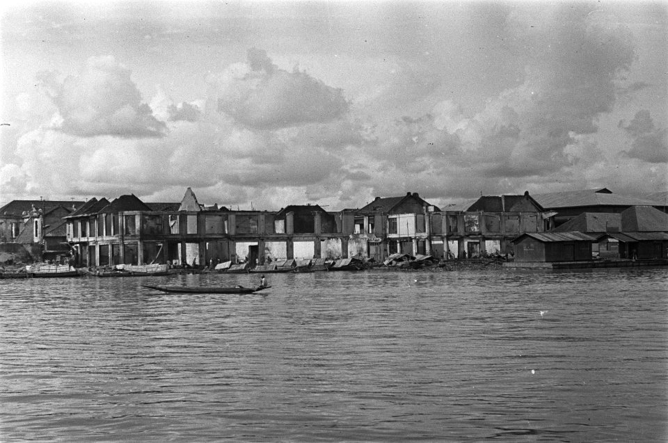 Verwoeste gebouwen aan de waterkant, Bestanddeelnr 122-3-4