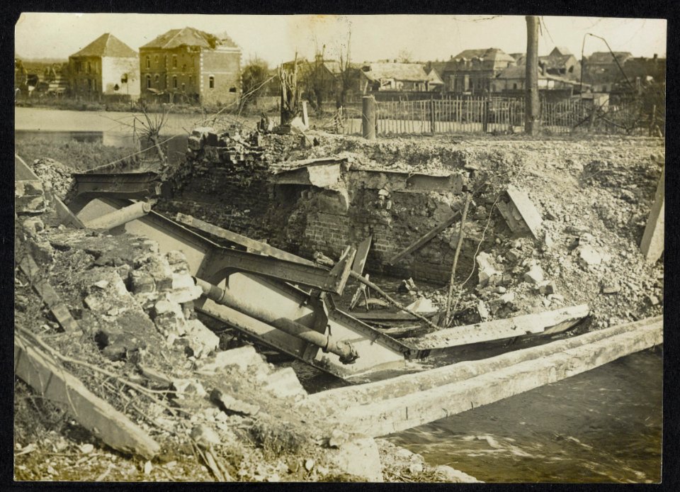 Verwoeste brug bij de toegang tot Péronne om het oprukken van de vijand te hinde, Bestanddeelnr 158-1342