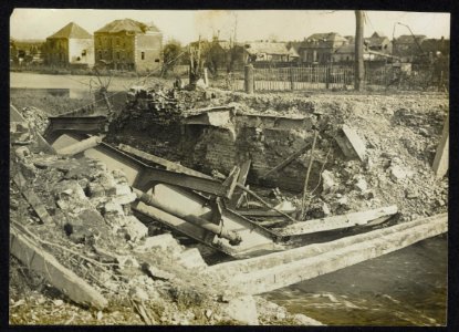 Verwoeste brug bij de toegang tot Péronne om het oprukken van de vijand te hinde, Bestanddeelnr 158-1342