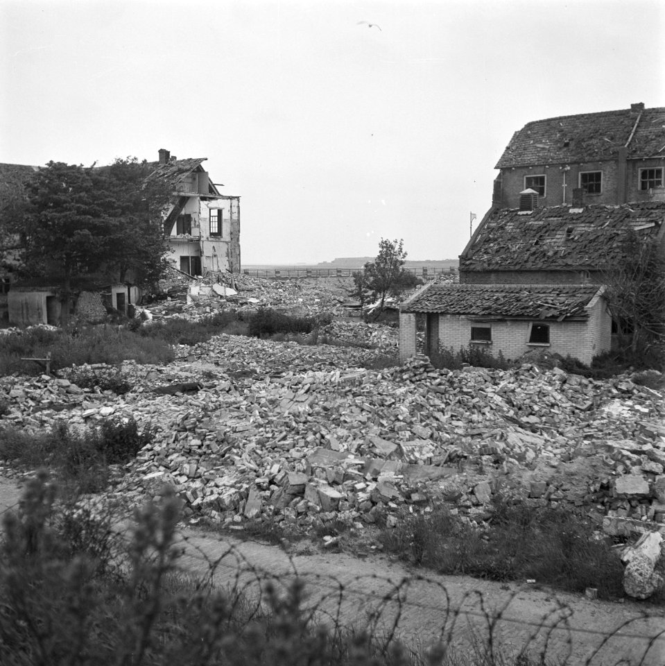 Verwoeste huizen met puin, Bestanddeelnr 900-5143