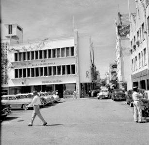 Verzekeringsgebouw op het De Ruyterplein in Willemstad, Curaçao, Bestanddeelnr 252-3346