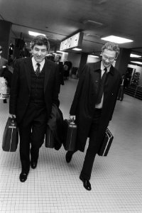 Vertrek van premier Lubbers en minister Van de Broek (Buitenlandse Zaken) naar d, Bestanddeelnr 932-5305