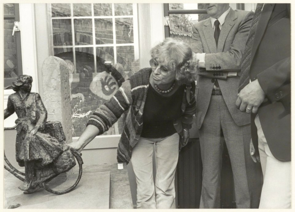 Verzetsstrijdster Freddy Oversteegen (zus van Truus Menger en vriendin van Hannie Schaft) onthult een beeld van Hannie Schaft op de fiets van beeldhouwer Gerard van der Leeden, NL-HlmNHA 54013162