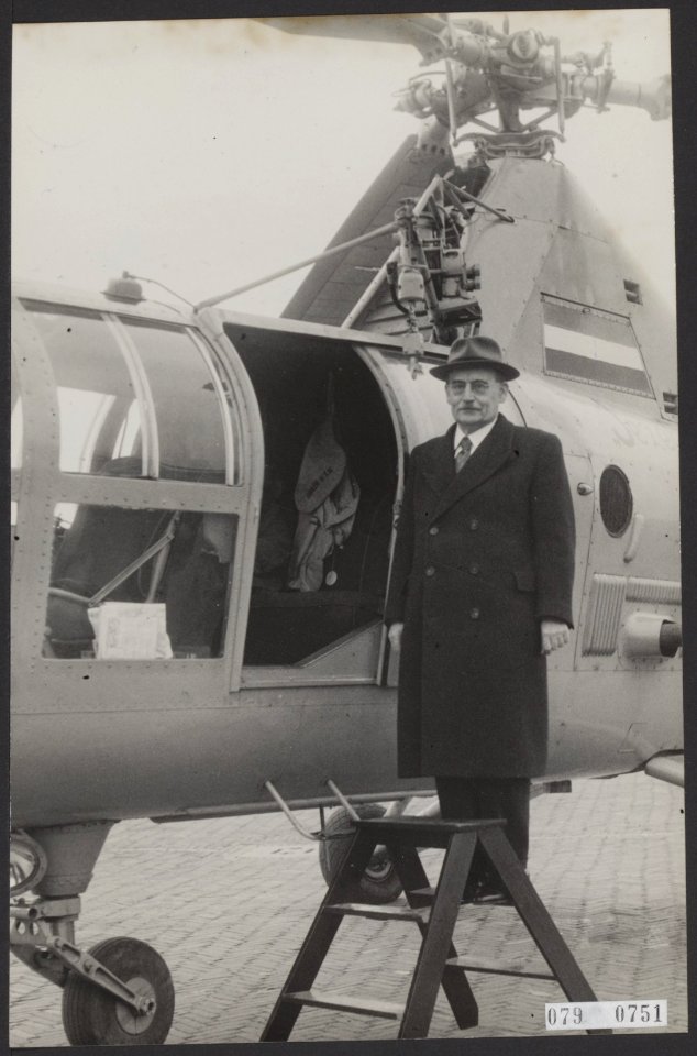 Vertrek van minister-president W. Drees vertrok per helicopter van het vliegveld, Bestanddeelnr 079-0751