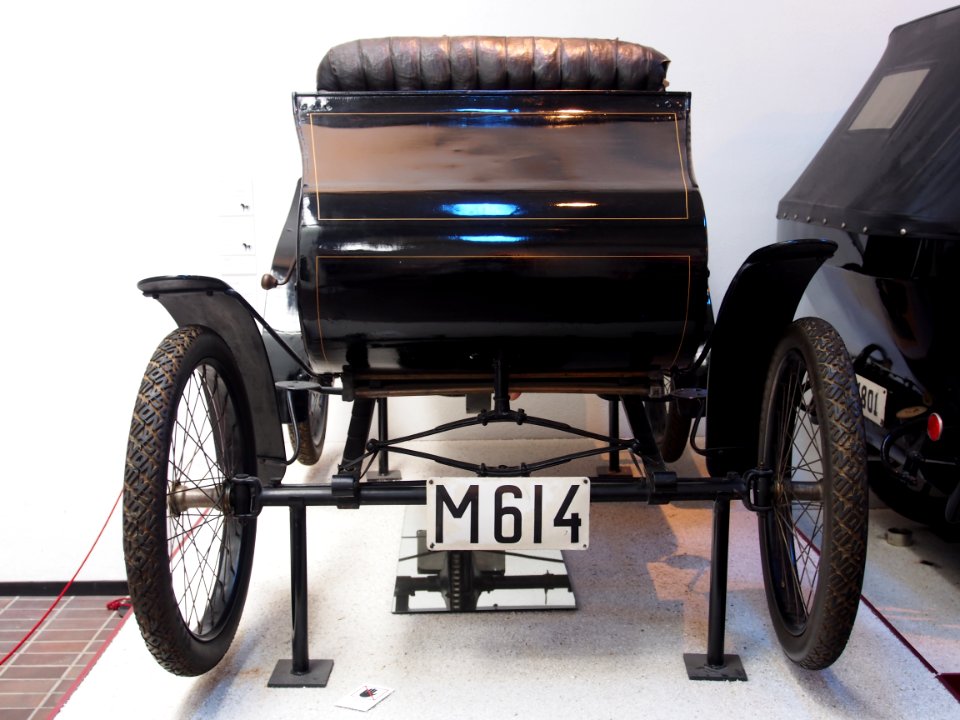 Very old car at the Teknikens och Sjöfartens hus, Science and Maritime House pic02