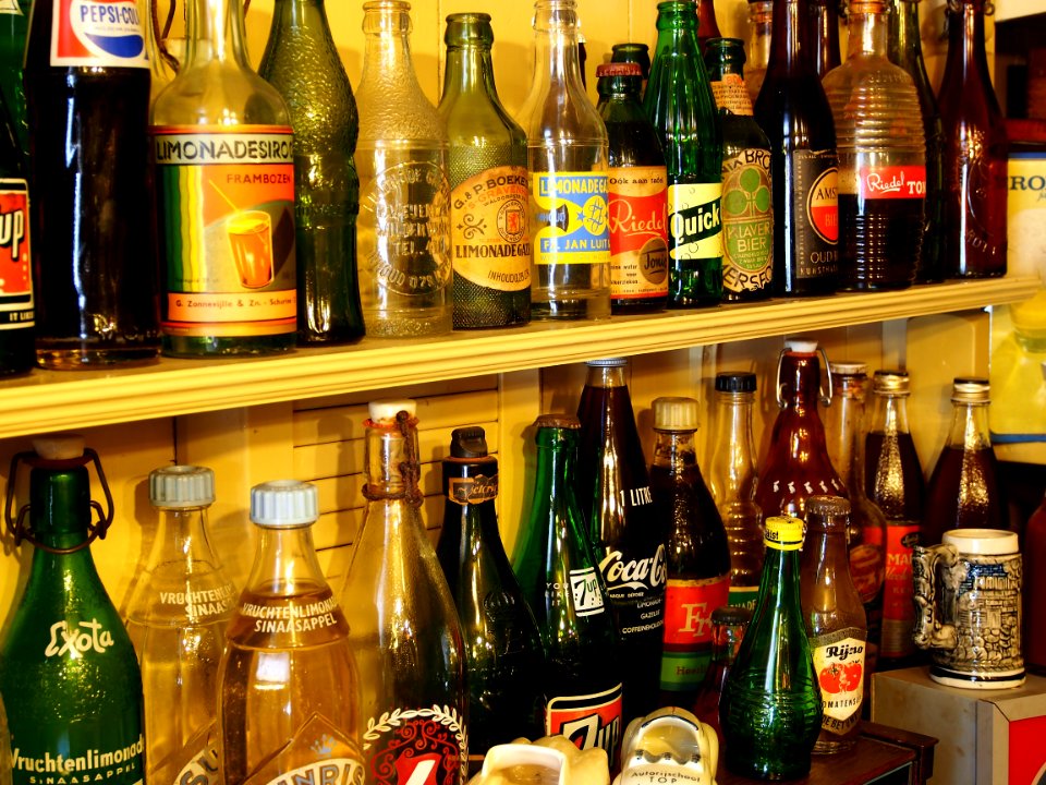 Verzameling van oude merken limonade flessen